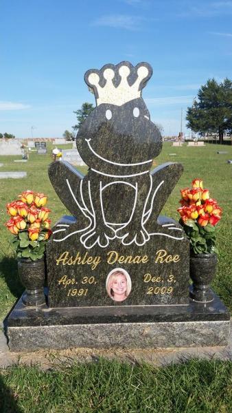 This frog monument was a really unique monument. It was wire cut to shape. It included a ceramic picture and had beautiful gold leafing. Williams Monuments was honored to make this tribute to this young lady.